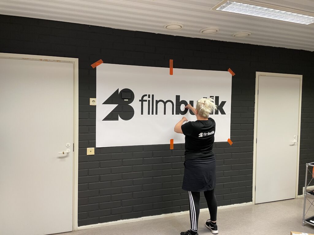 Toimiston seinät koristeltiin Filmbutik logoilla