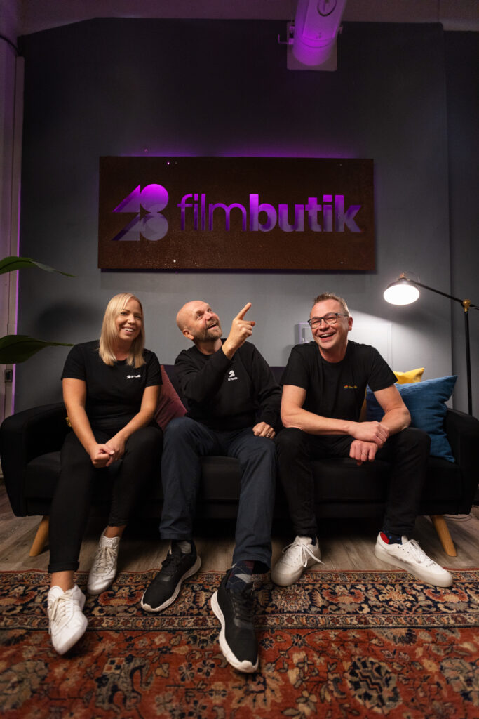 Liisa Lehto, Isto Kannisto ja Kimmo Paananen istuvat sohvalla nauraen.